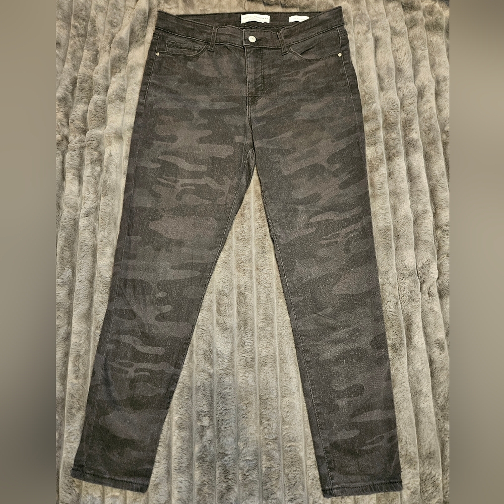 Gray Ankle Cropped Jeans with Distressed Finish